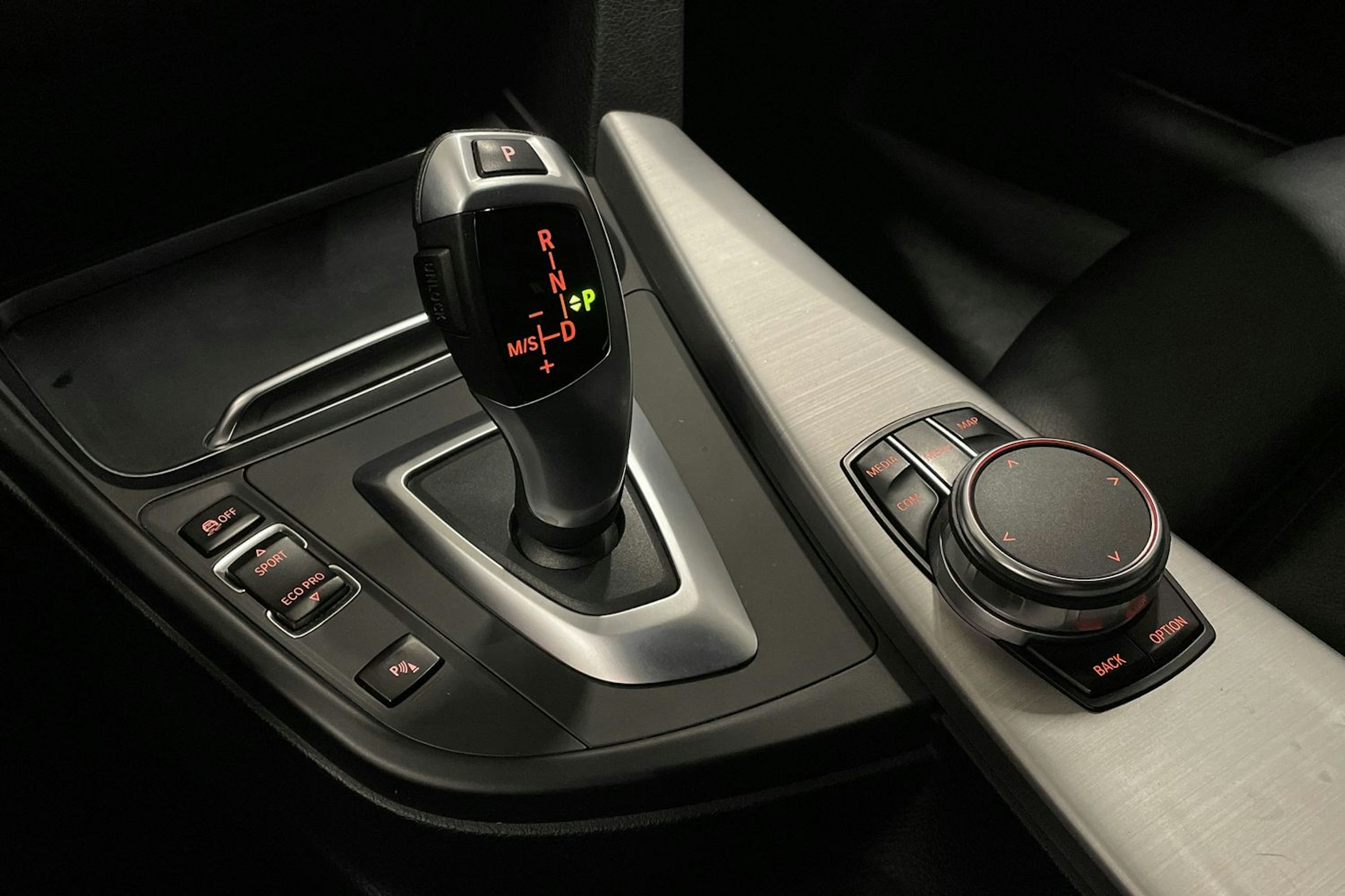 valkoinen BMW 320 2019 kuva 20.