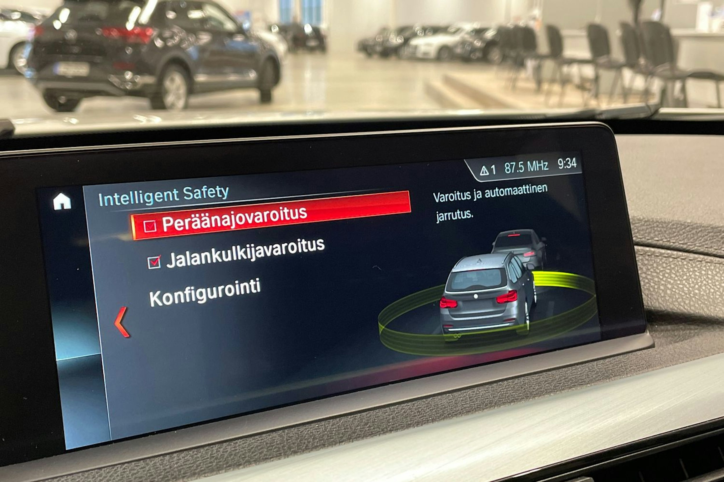 valkoinen BMW 320 2019 kuva 22.