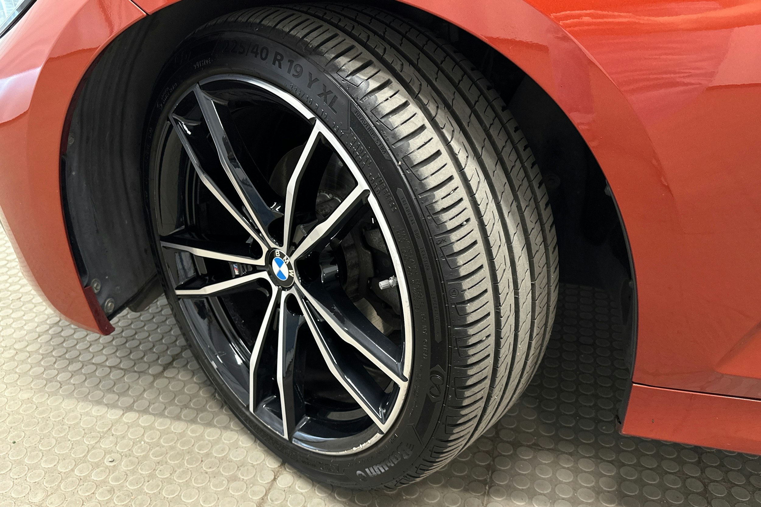 oranssi BMW 320 2019 kuva 10.