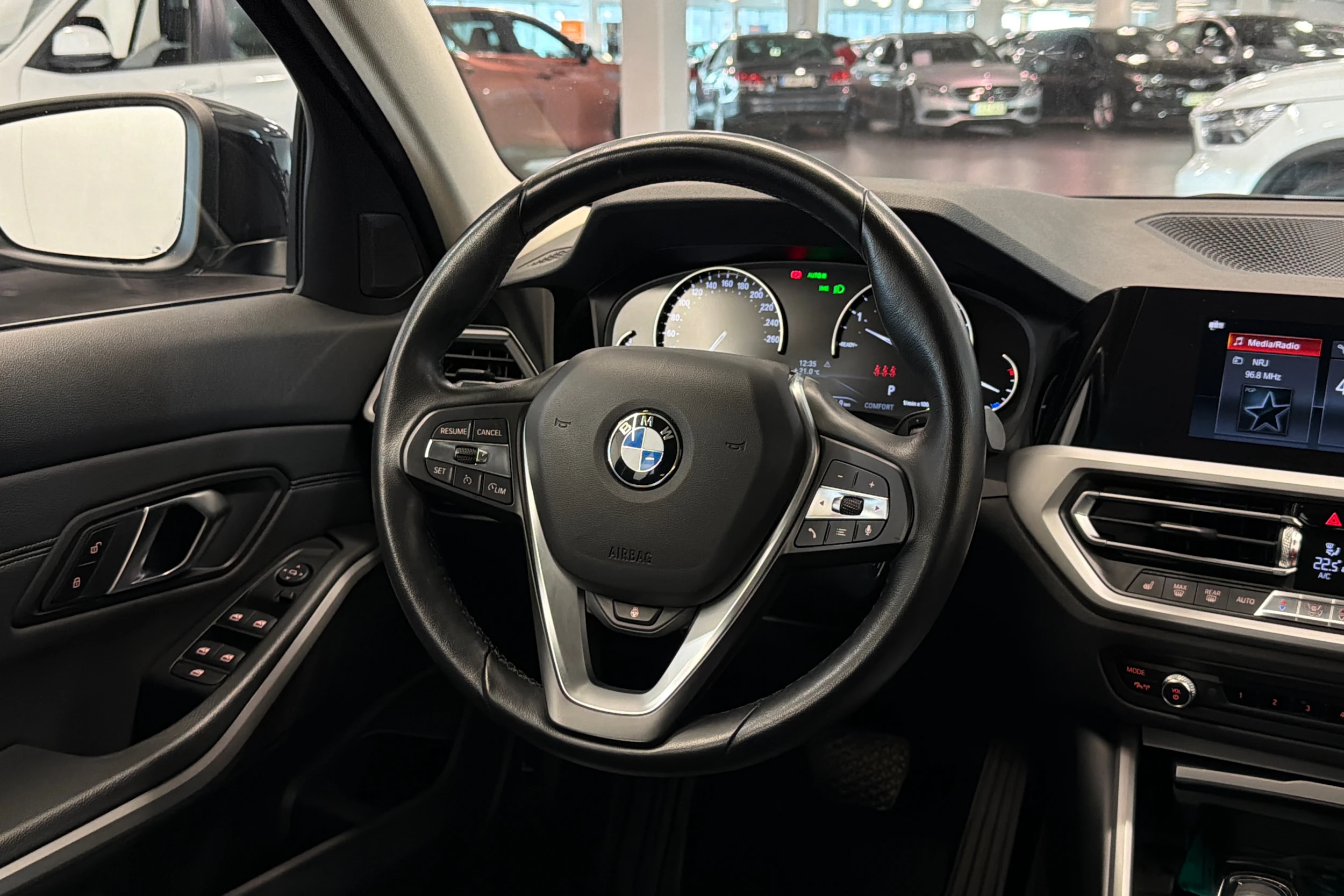 musta BMW 320 2020 kuva 14.