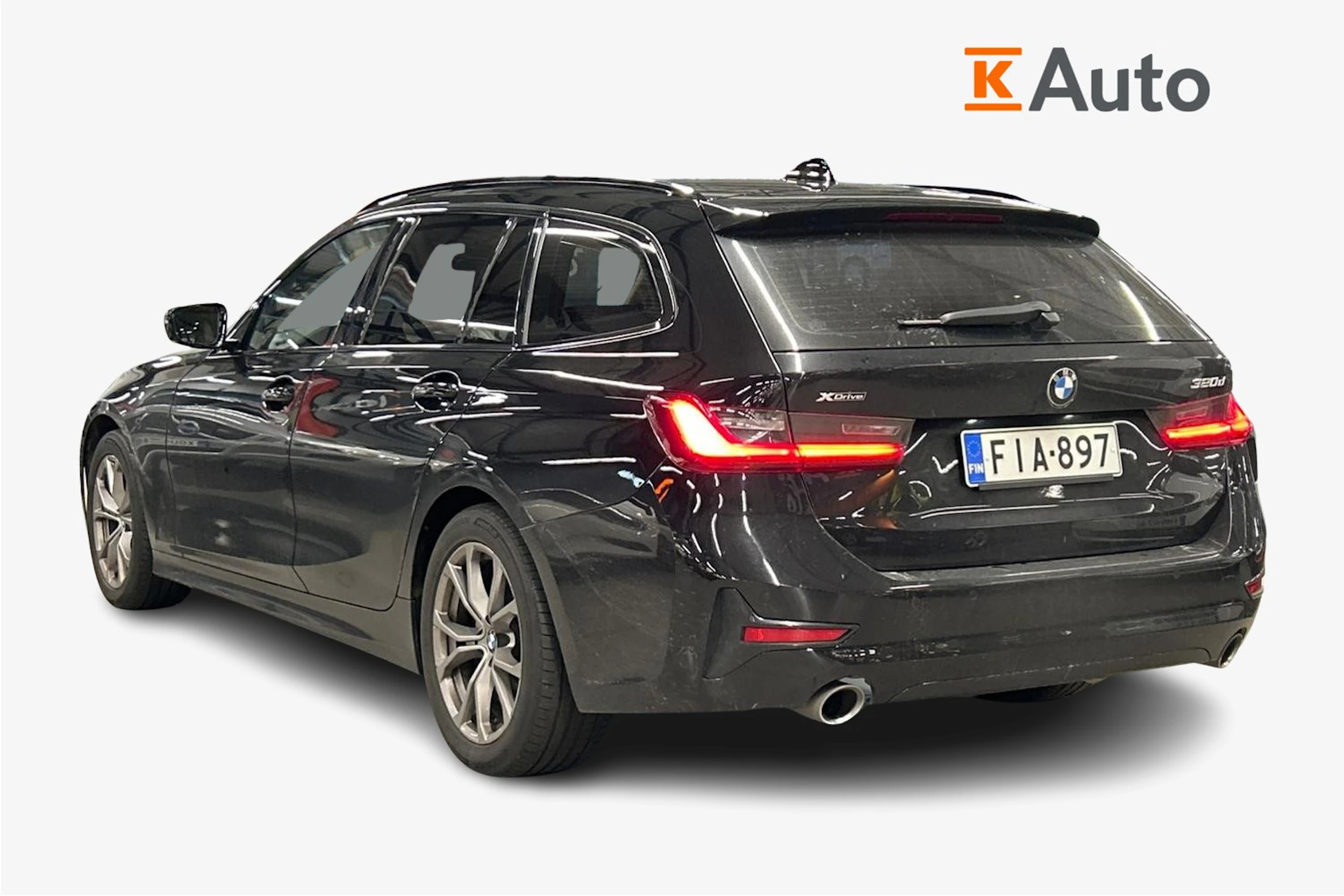 Musta BMW 320 2020 kuva 2.