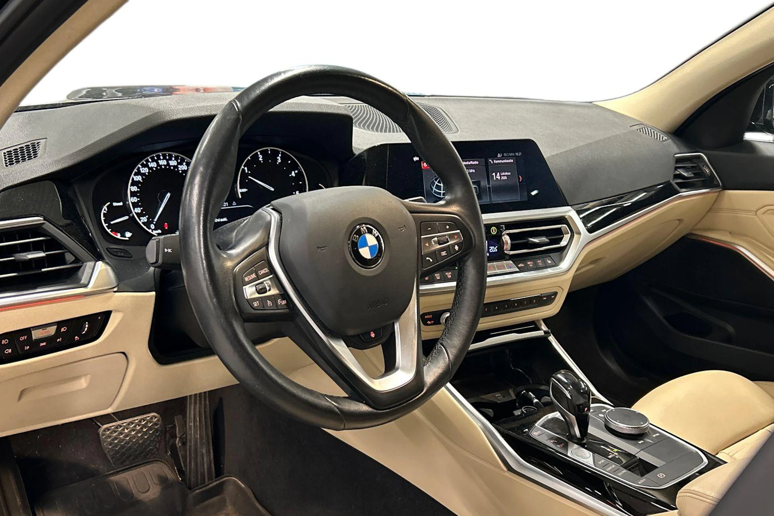 Musta BMW 320 2020 kuva 3.