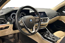 Musta BMW 320 2020 kuva 3.