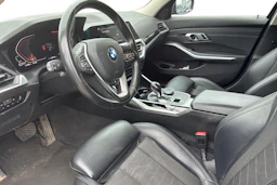 sininen BMW 320 2020 kuva 3.