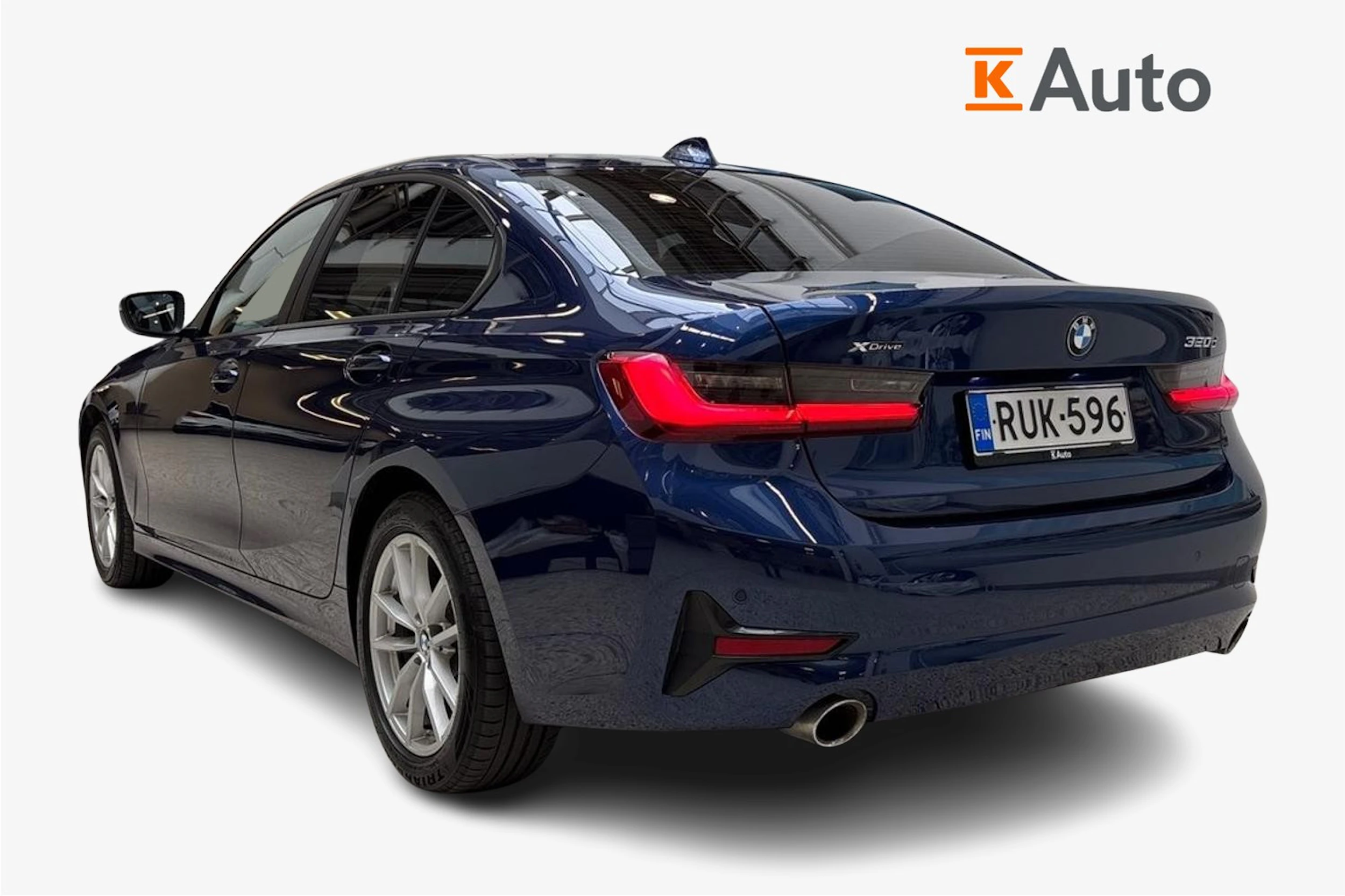 sininen BMW 320 2020 kuva 2.
