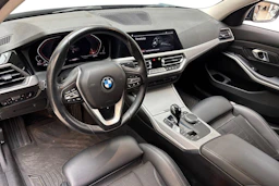 sininen BMW 320 2020 kuva 6.