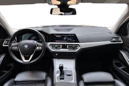 sininen BMW 320 2020 kuva 7.