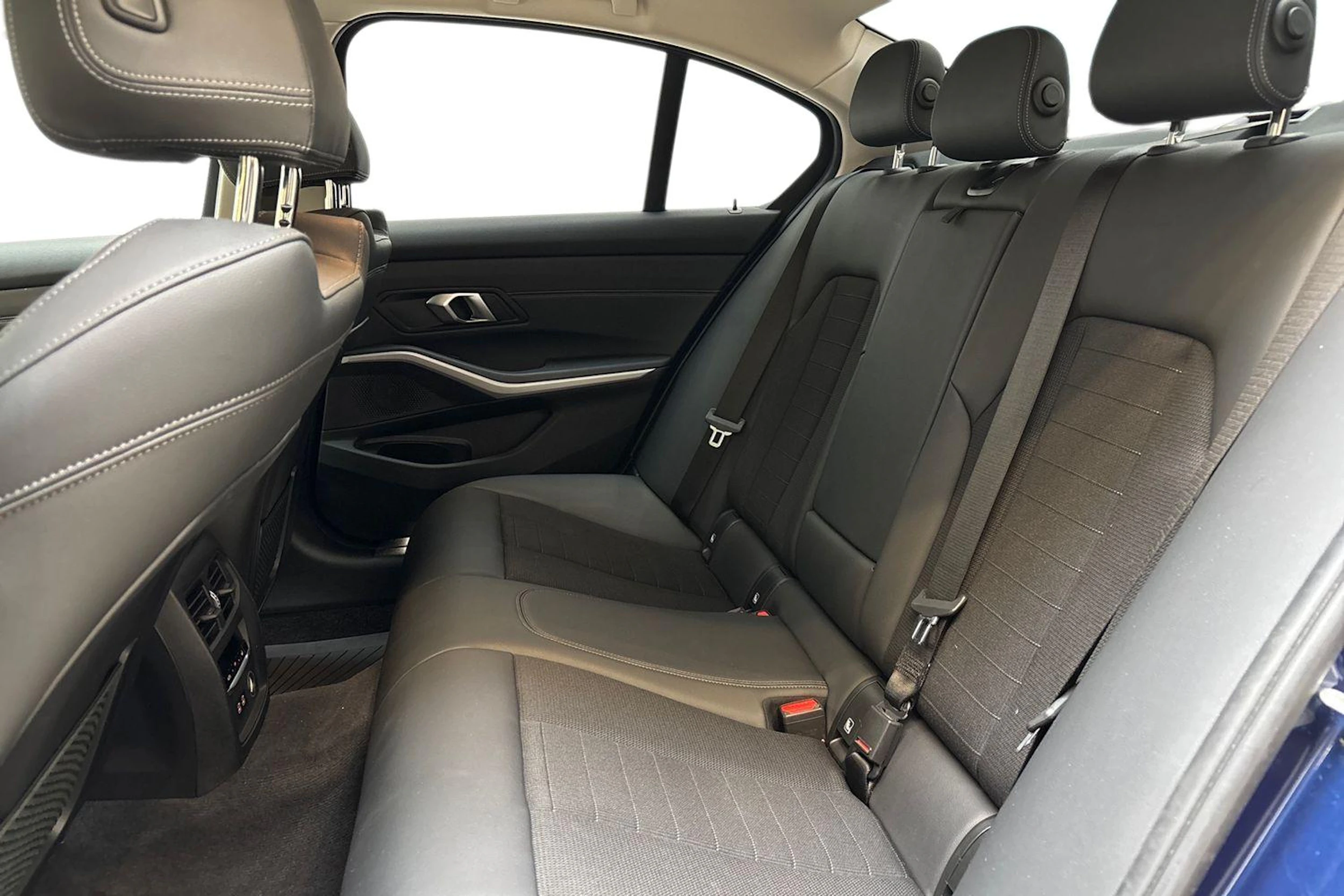 sininen BMW 320 2020 kuva 8.