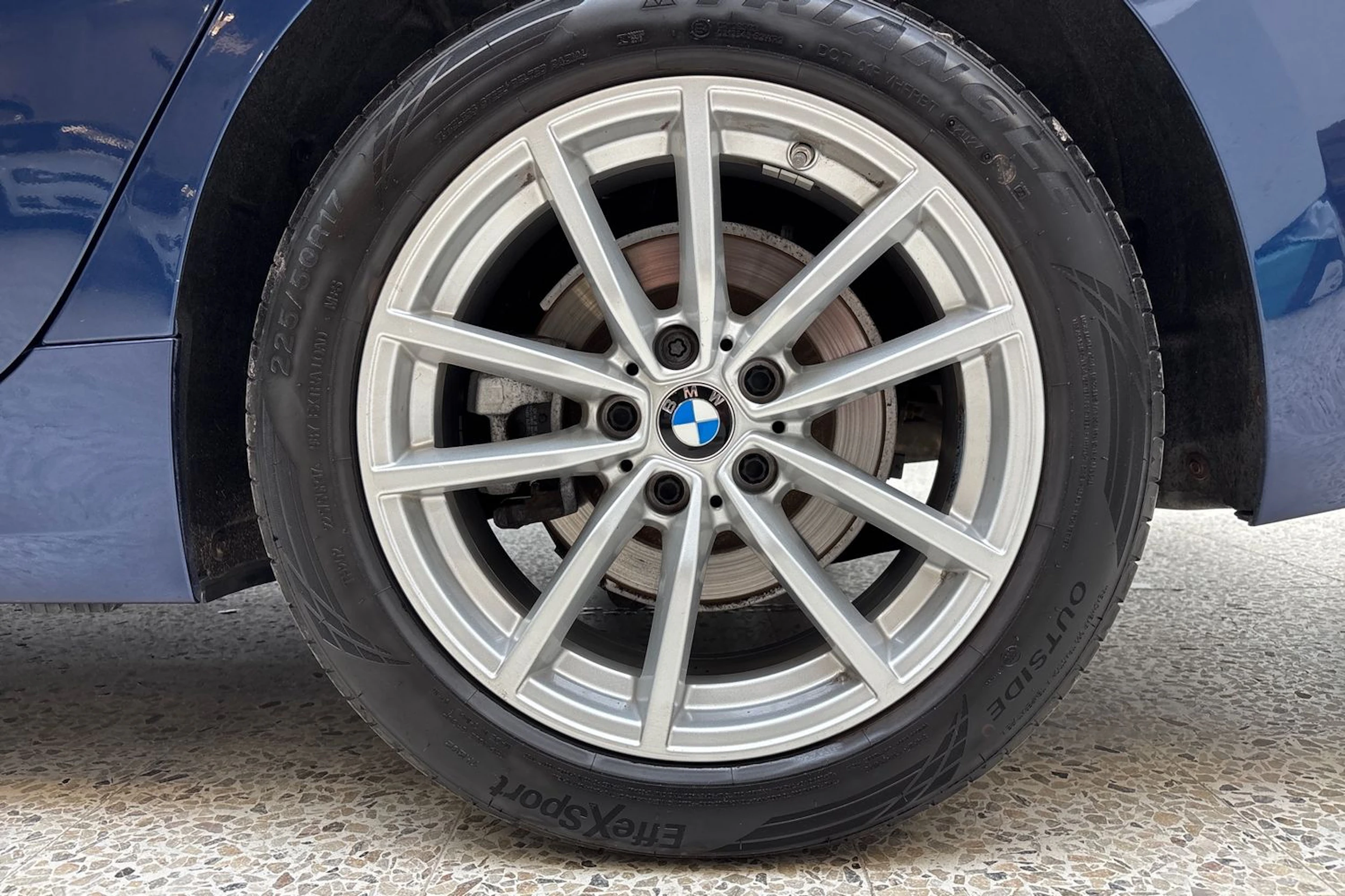 sininen BMW 320 2020 kuva 10.