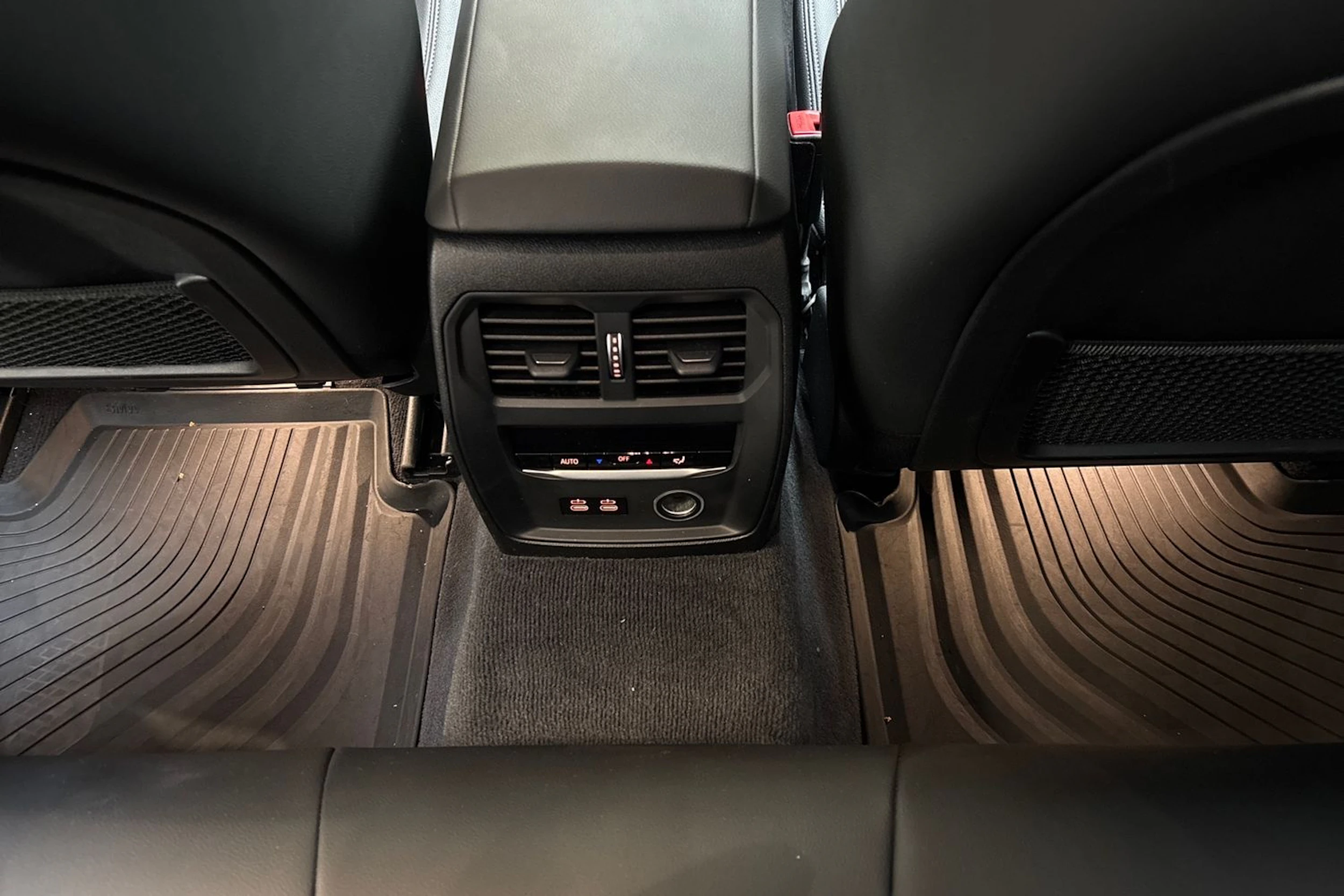 sininen BMW 320 2020 kuva 13.