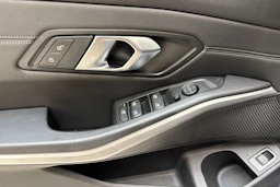 sininen BMW 320 2020 kuva 15.