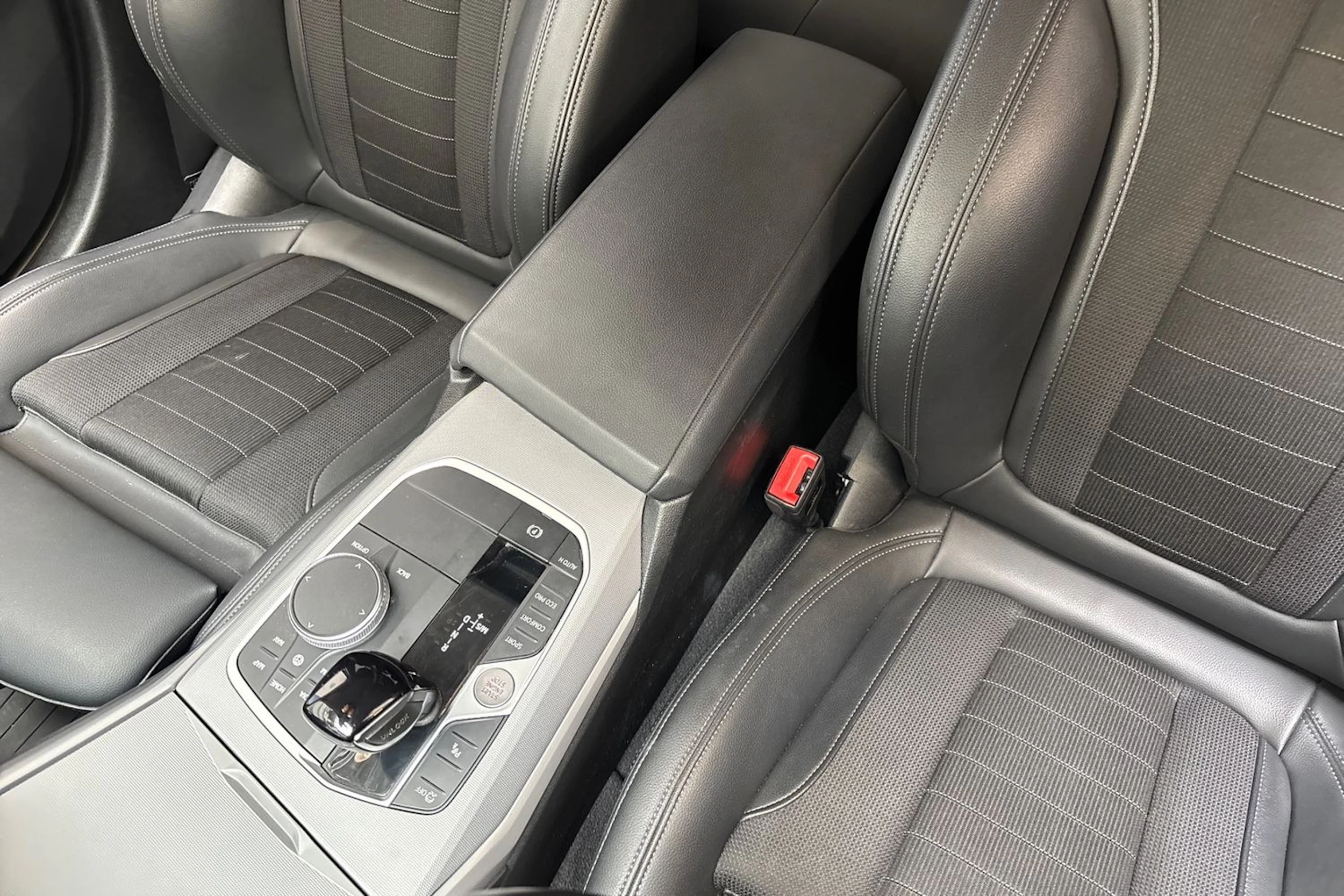 sininen BMW 320 2020 kuva 26.