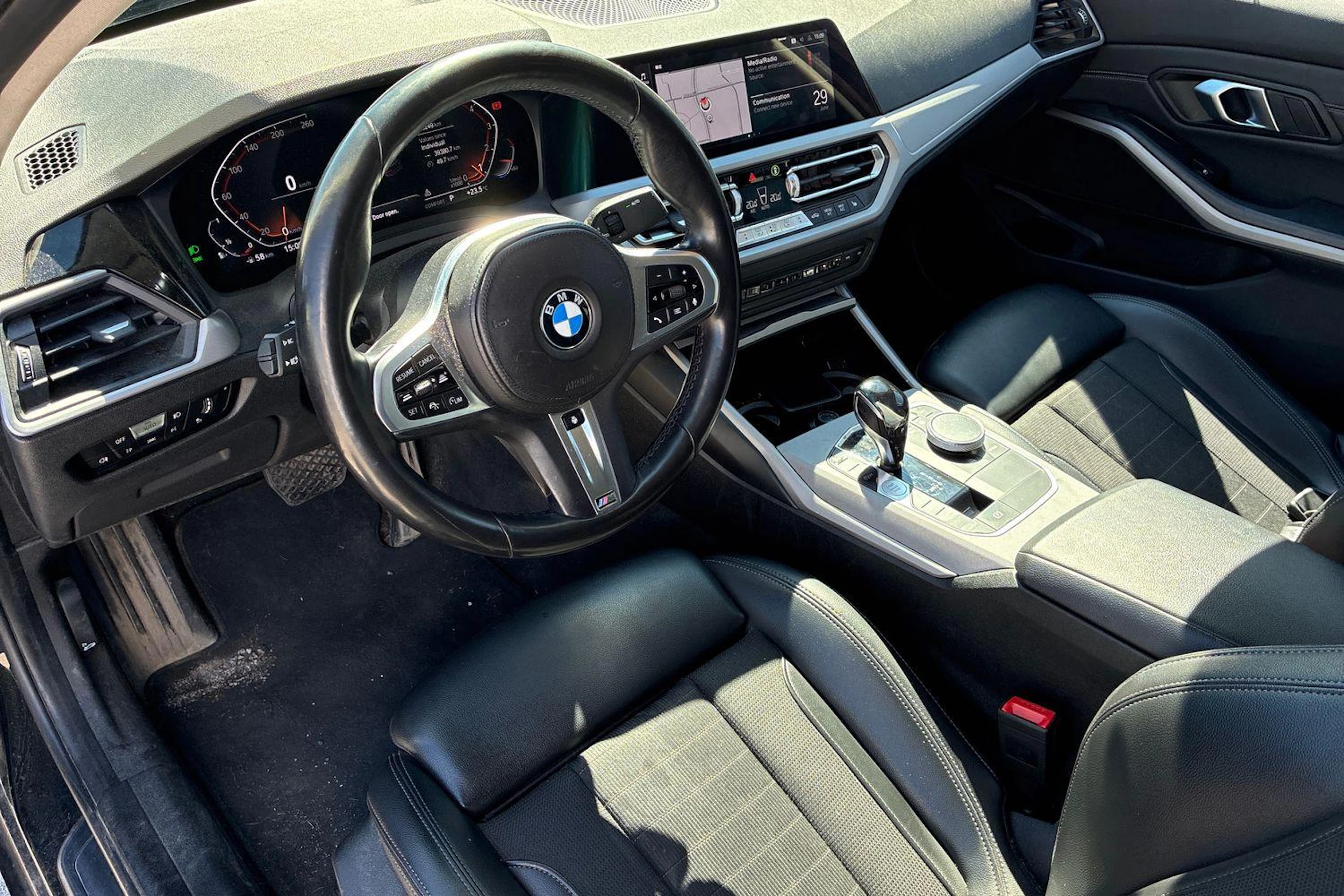 musta BMW 320 2020 kuva 3.