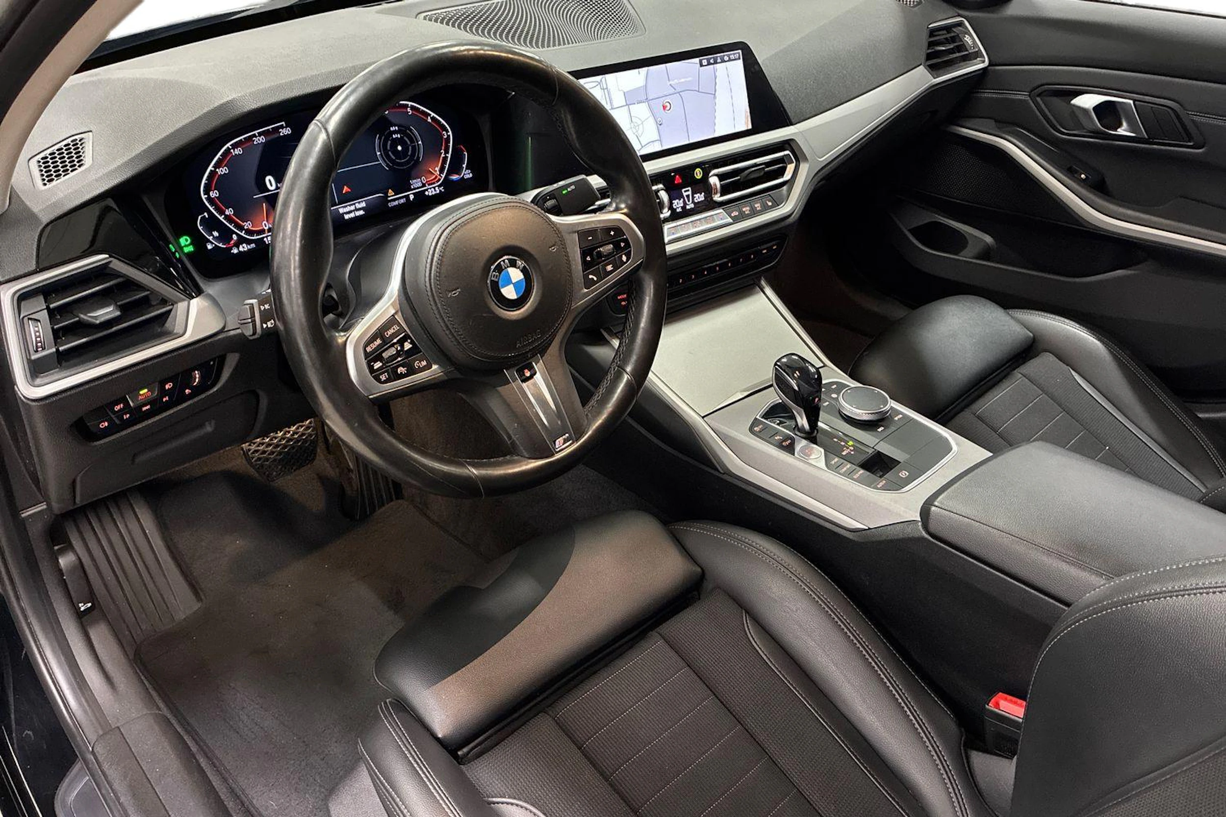 musta BMW 320 2020 kuva 6.