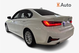 Valkoinen BMW 320 2021 kuva 2.