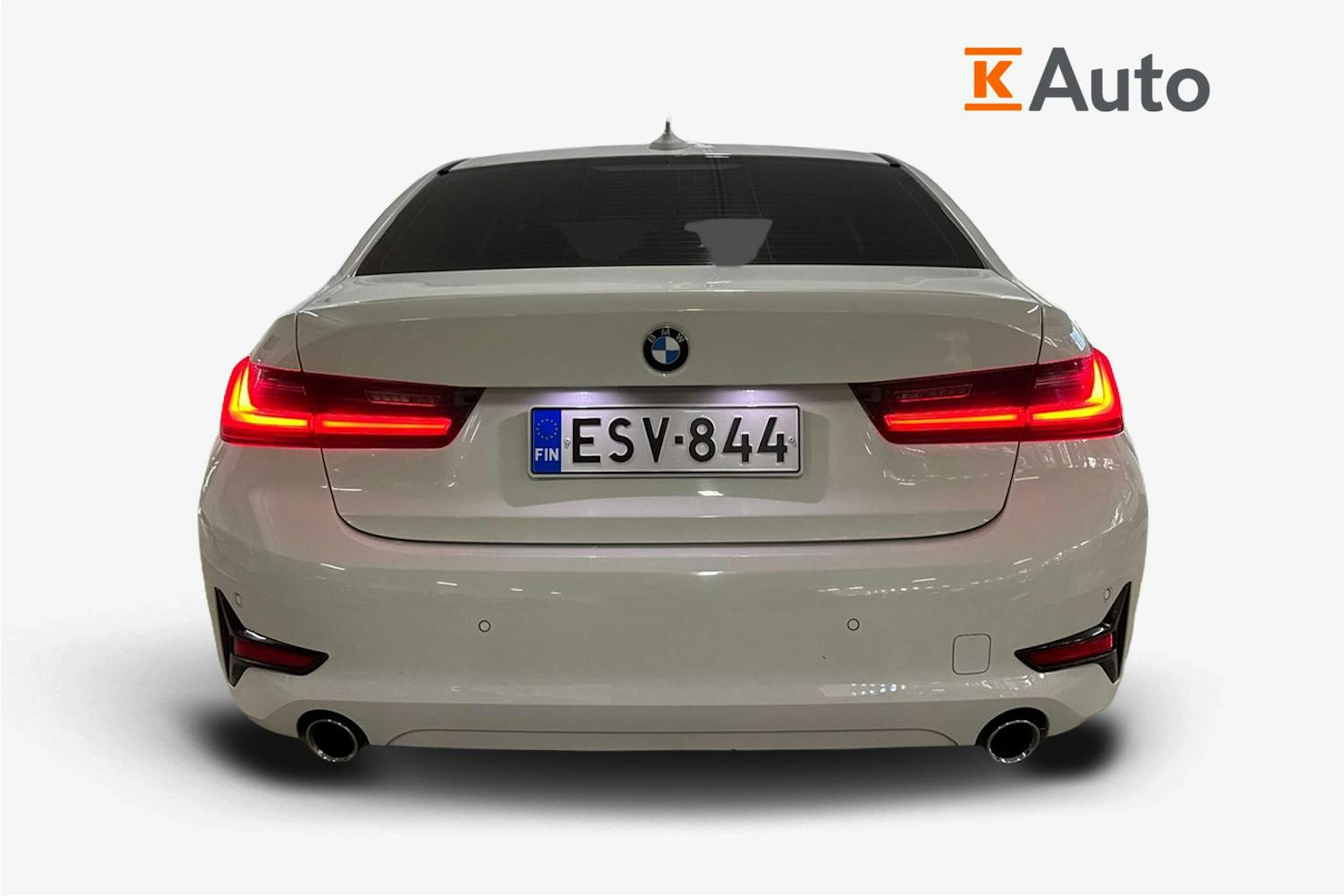 Valkoinen BMW 320 2021 kuva 3.