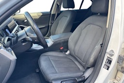 Valkoinen BMW 320 2021 kuva 7.