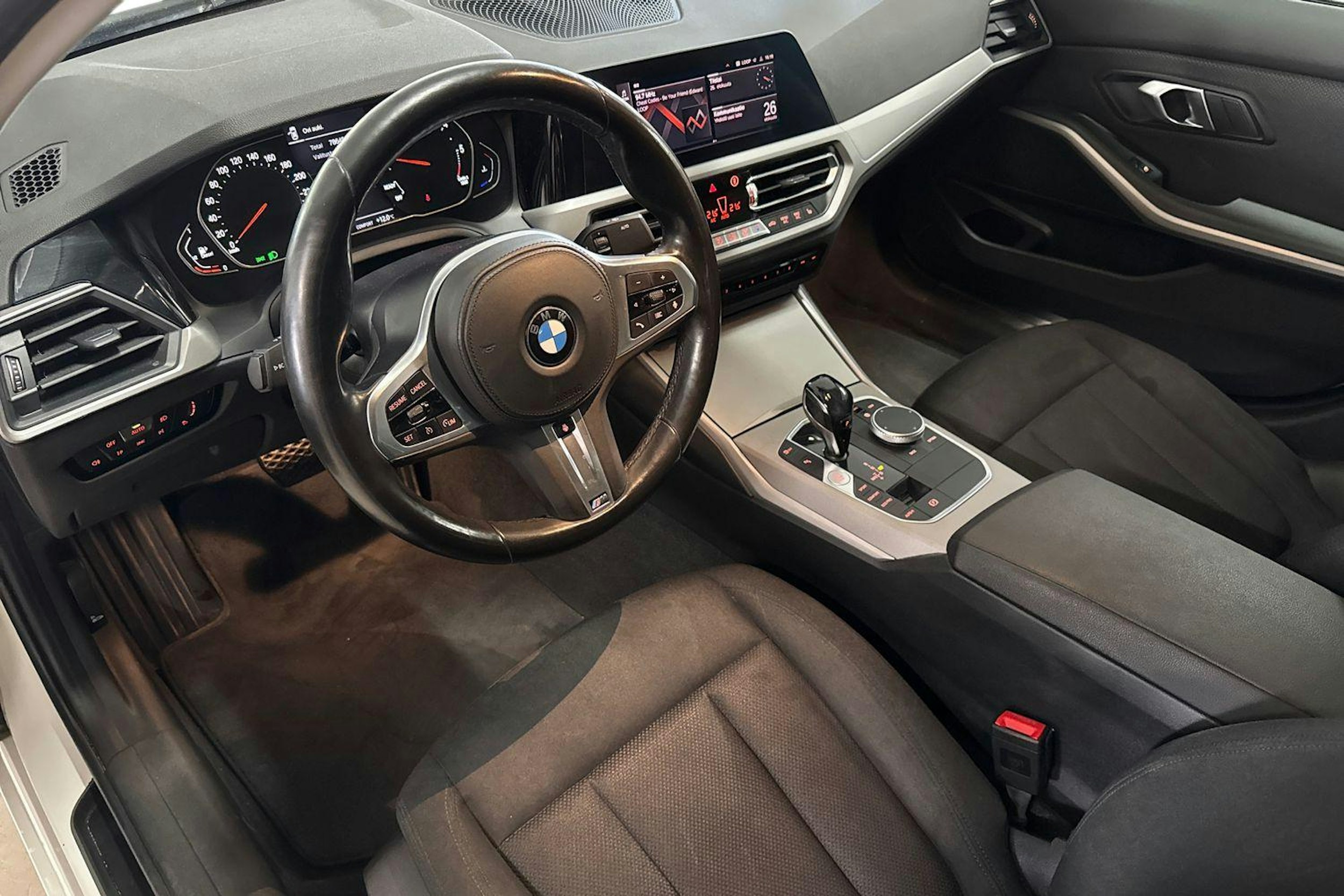 Valkoinen BMW 320 2021 kuva 9.