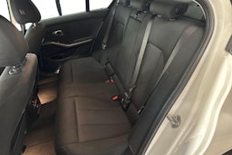 Valkoinen BMW 320 2021 kuva 10.