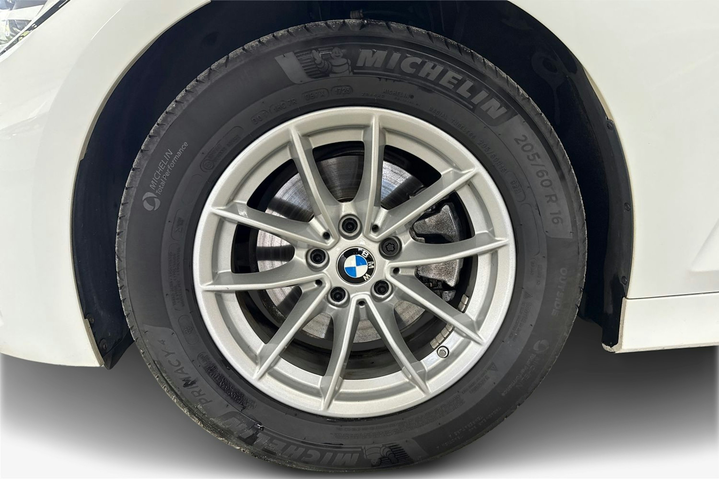 Valkoinen BMW 320 2021 kuva 11.