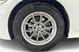 Valkoinen BMW 320 2021 kuva 11.