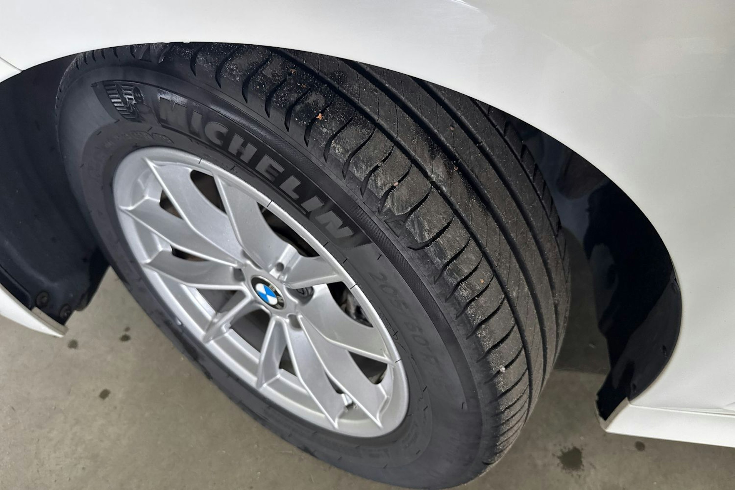 Valkoinen BMW 320 2021 kuva 13.