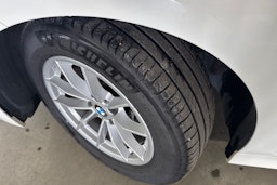 Valkoinen BMW 320 2021 kuva 13.