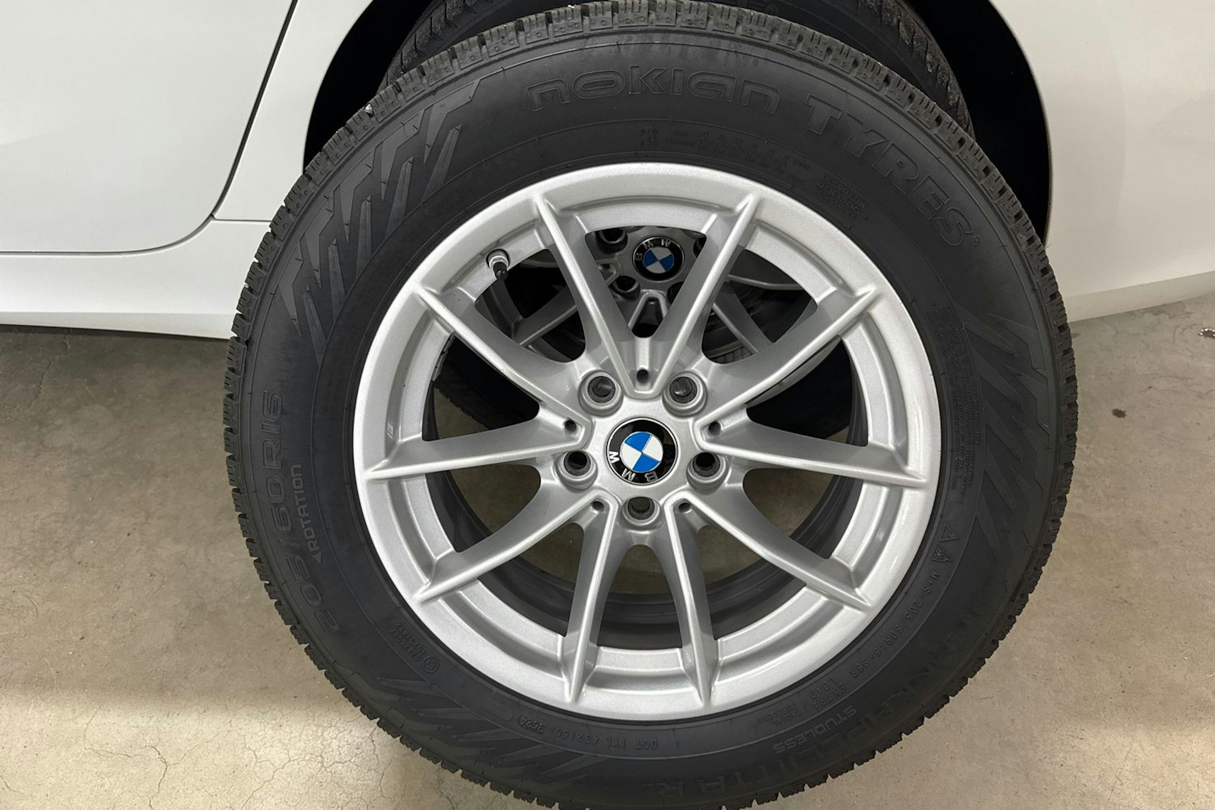 Valkoinen BMW 320 2021 kuva 14.