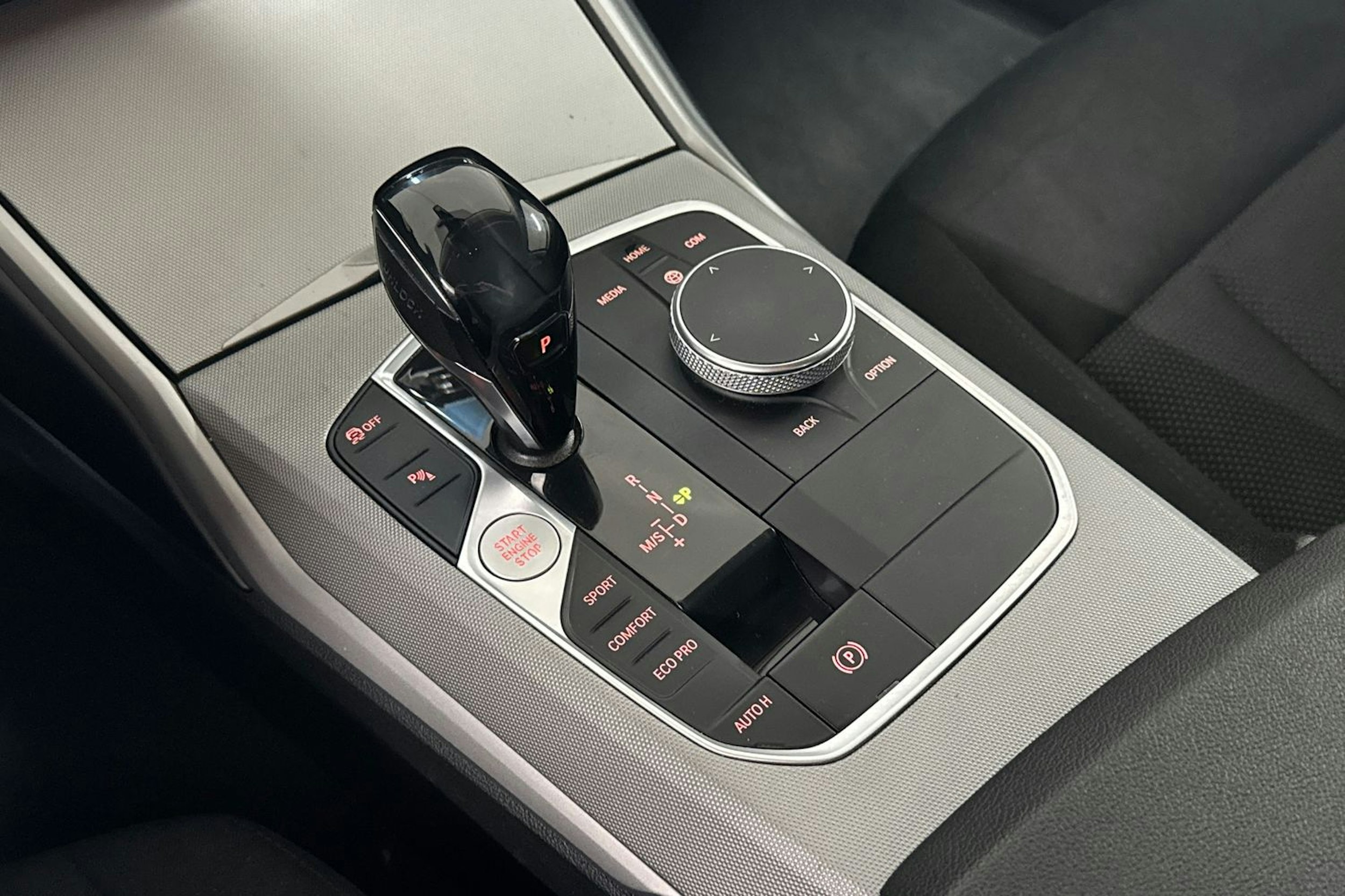 Valkoinen BMW 320 2021 kuva 17.