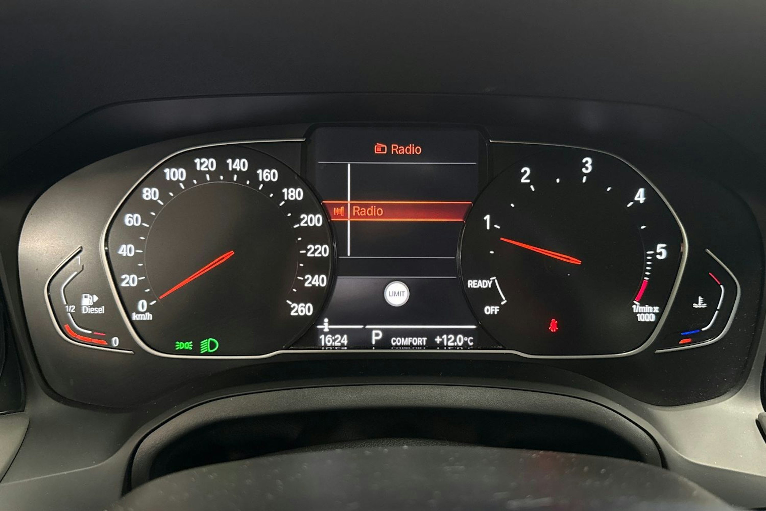 Valkoinen BMW 320 2021 kuva 18.