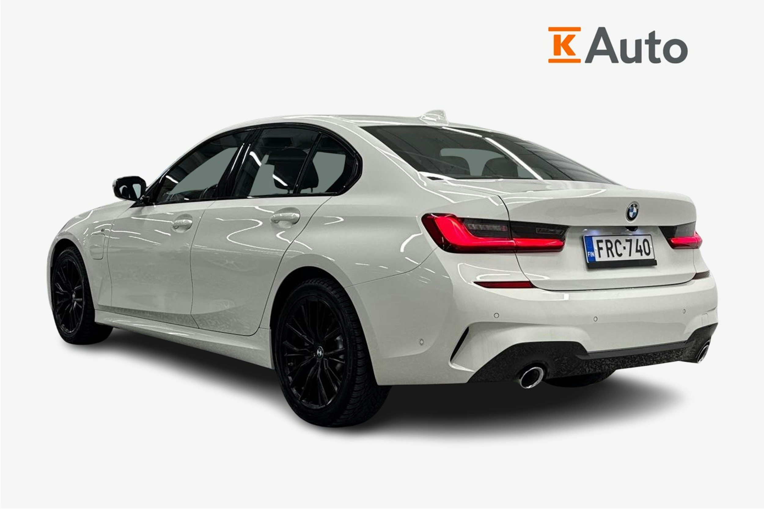 valkoinen BMW 320 2021 kuva 2.