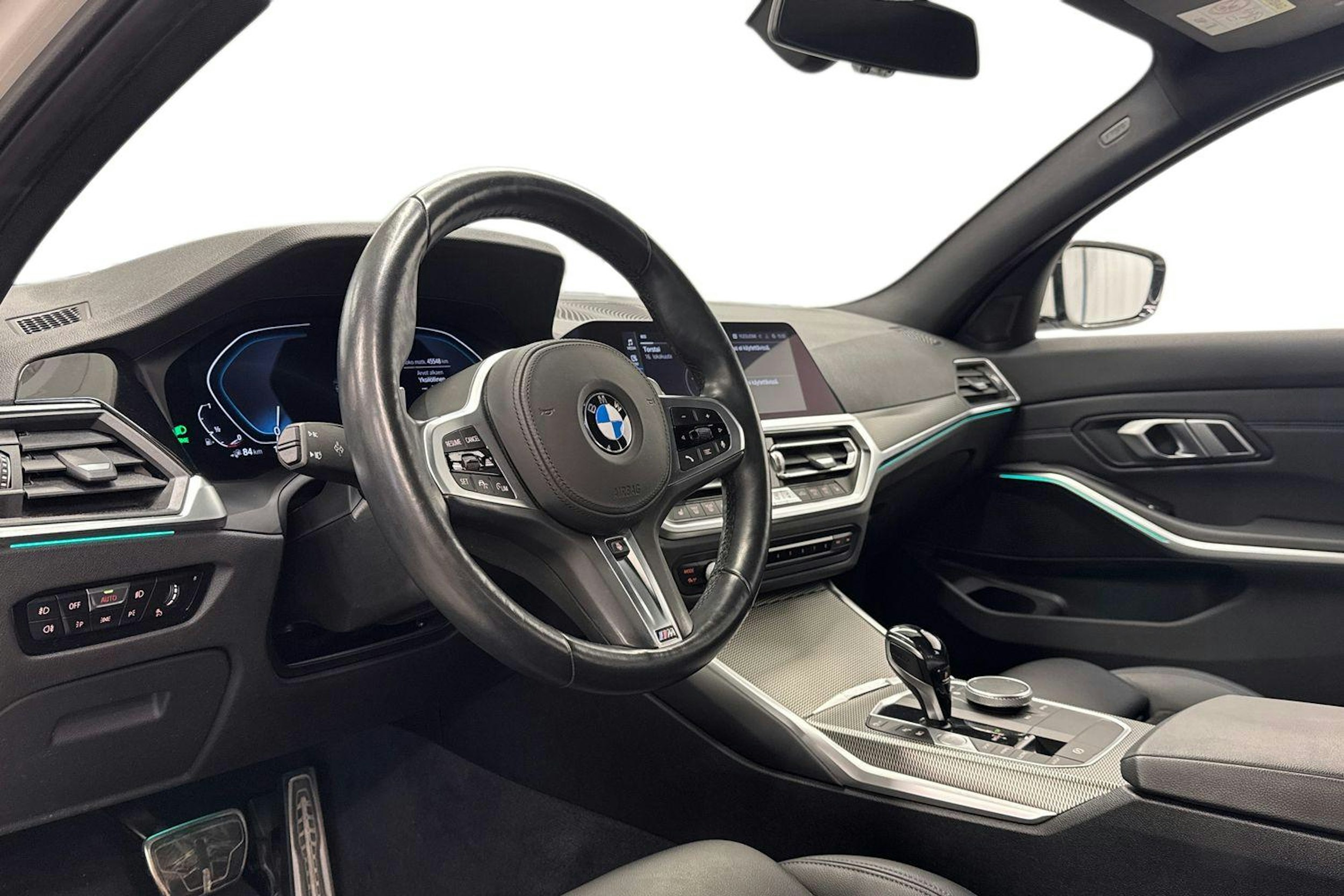 valkoinen BMW 320 2021 kuva 7.