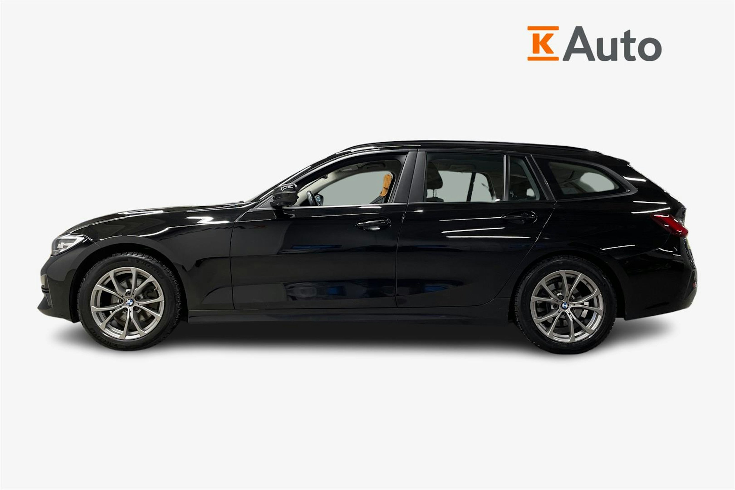 musta BMW 320 2021 kuva 6.