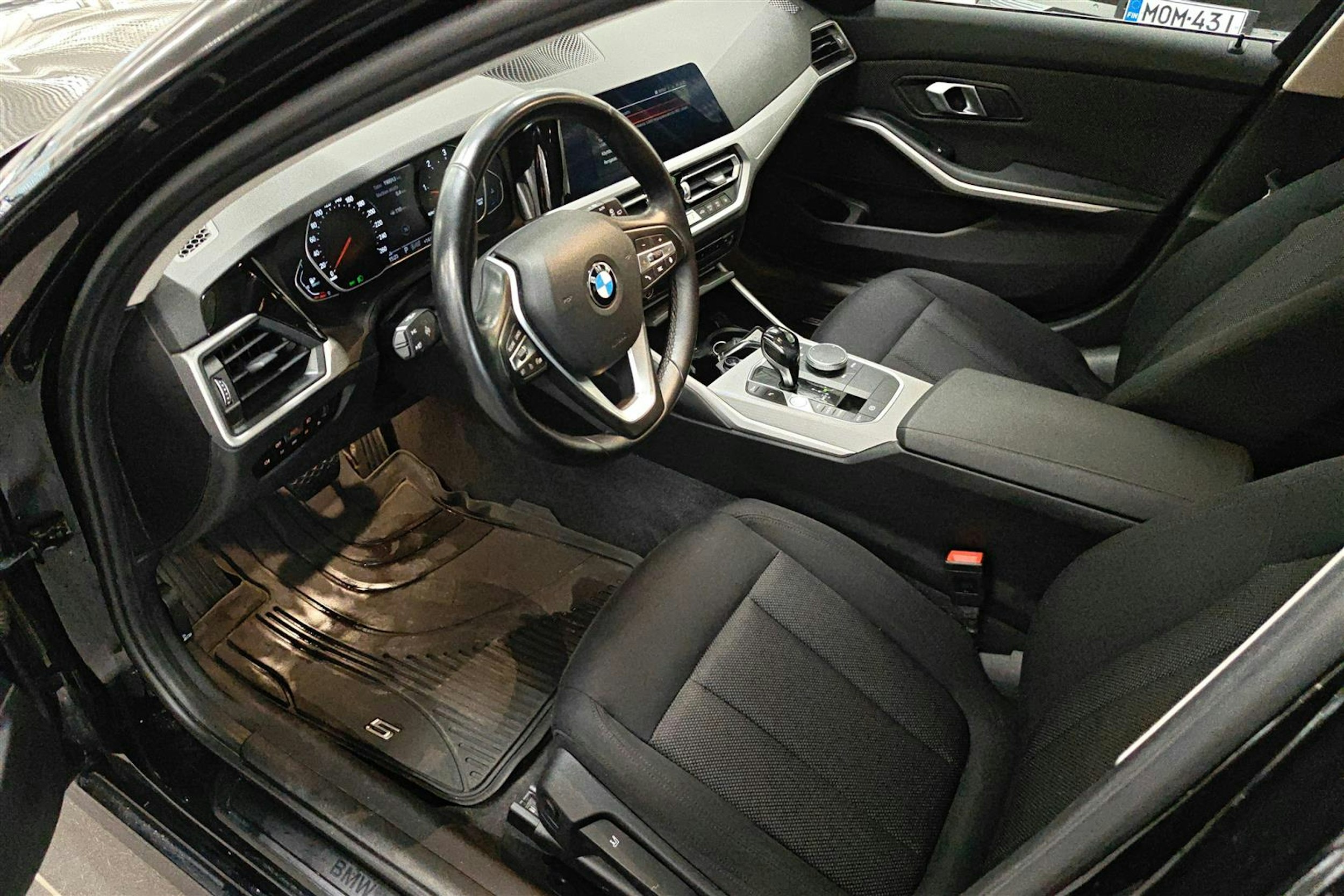 musta BMW 320 2021 kuva 7.
