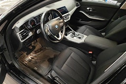 musta BMW 320 2021 kuva 7.