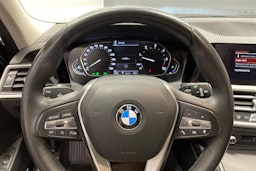 musta BMW 320 2021 kuva 12.