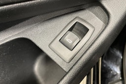 musta BMW 320 2021 kuva 14.