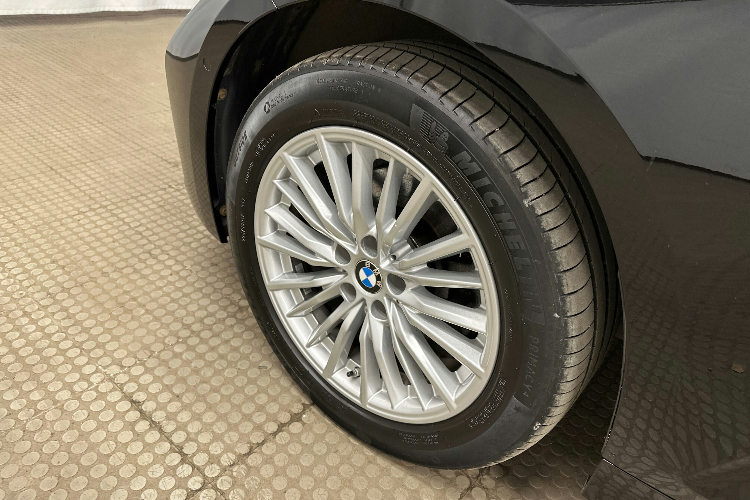 musta BMW 320 2021 kuva 11.