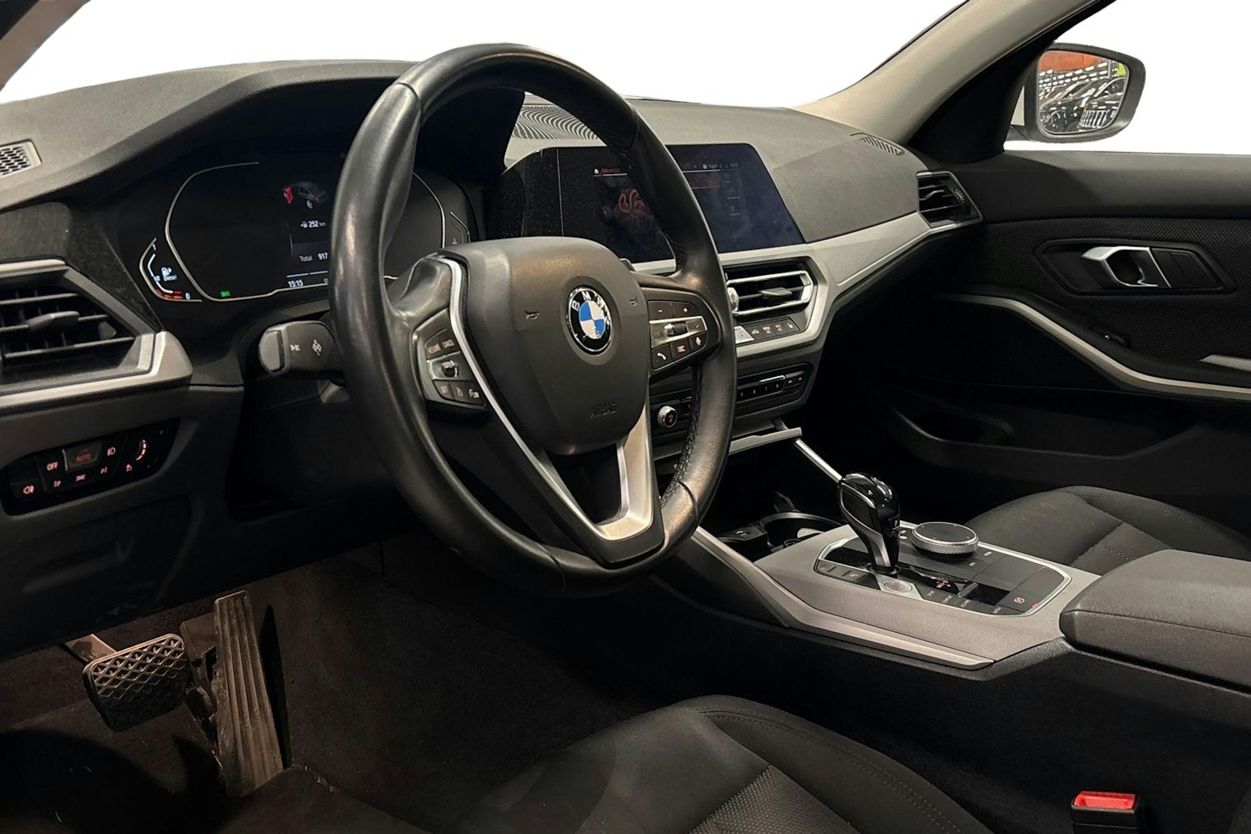 valkoinen BMW 320 2021 kuva 3.