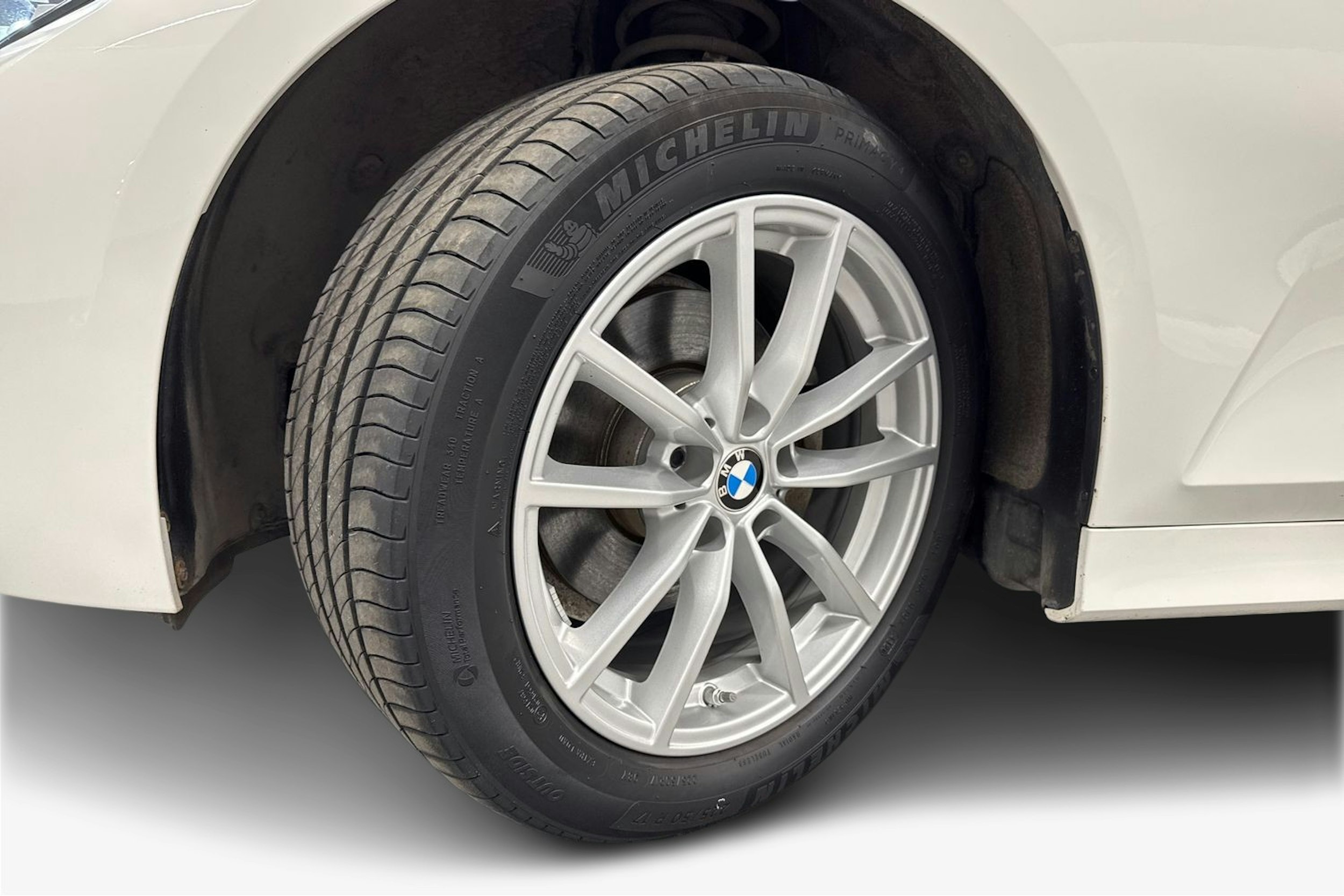 valkoinen BMW 320 2021 kuva 11.