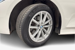 valkoinen BMW 320 2021 kuva 11.