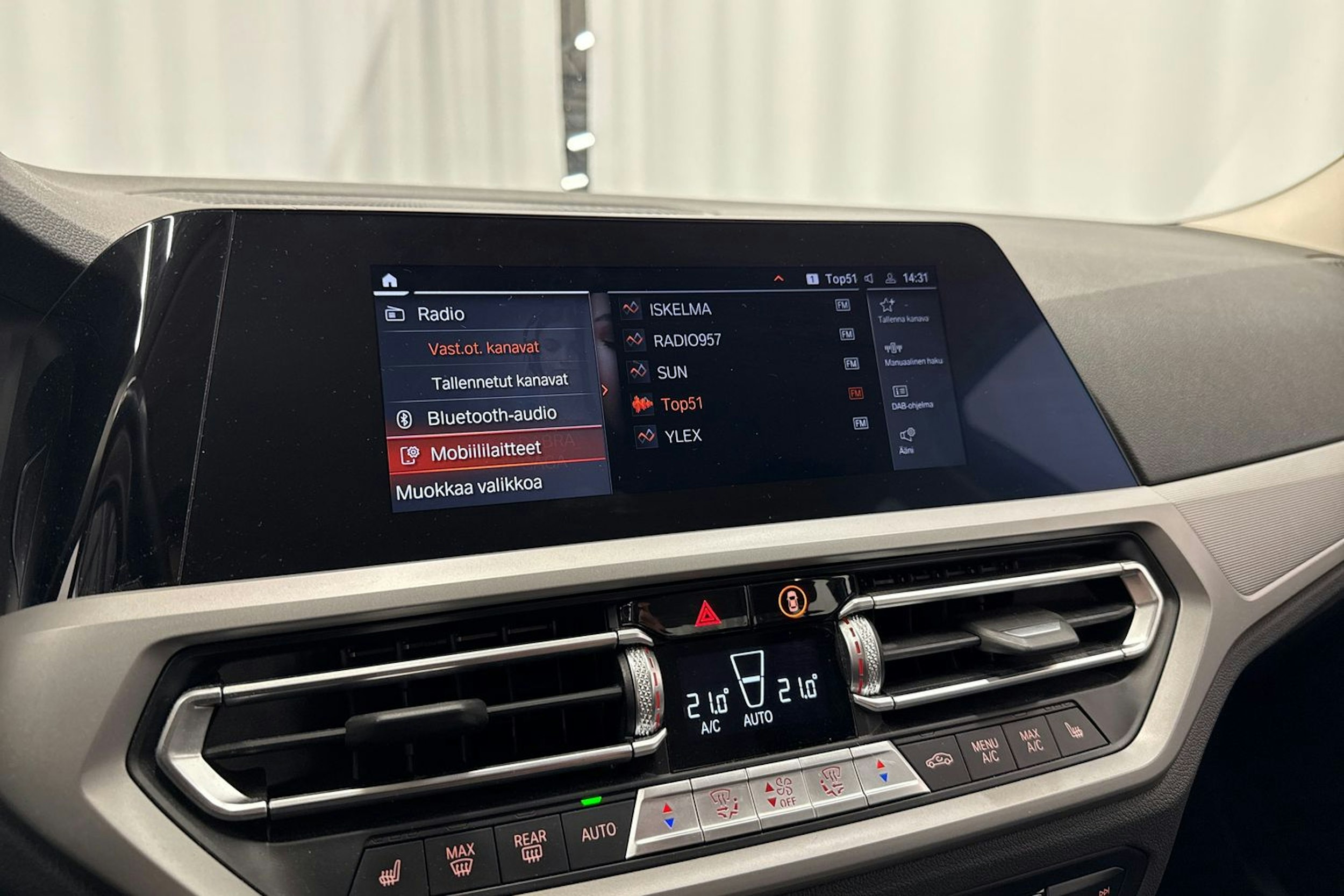valkoinen BMW 320 2021 kuva 28.