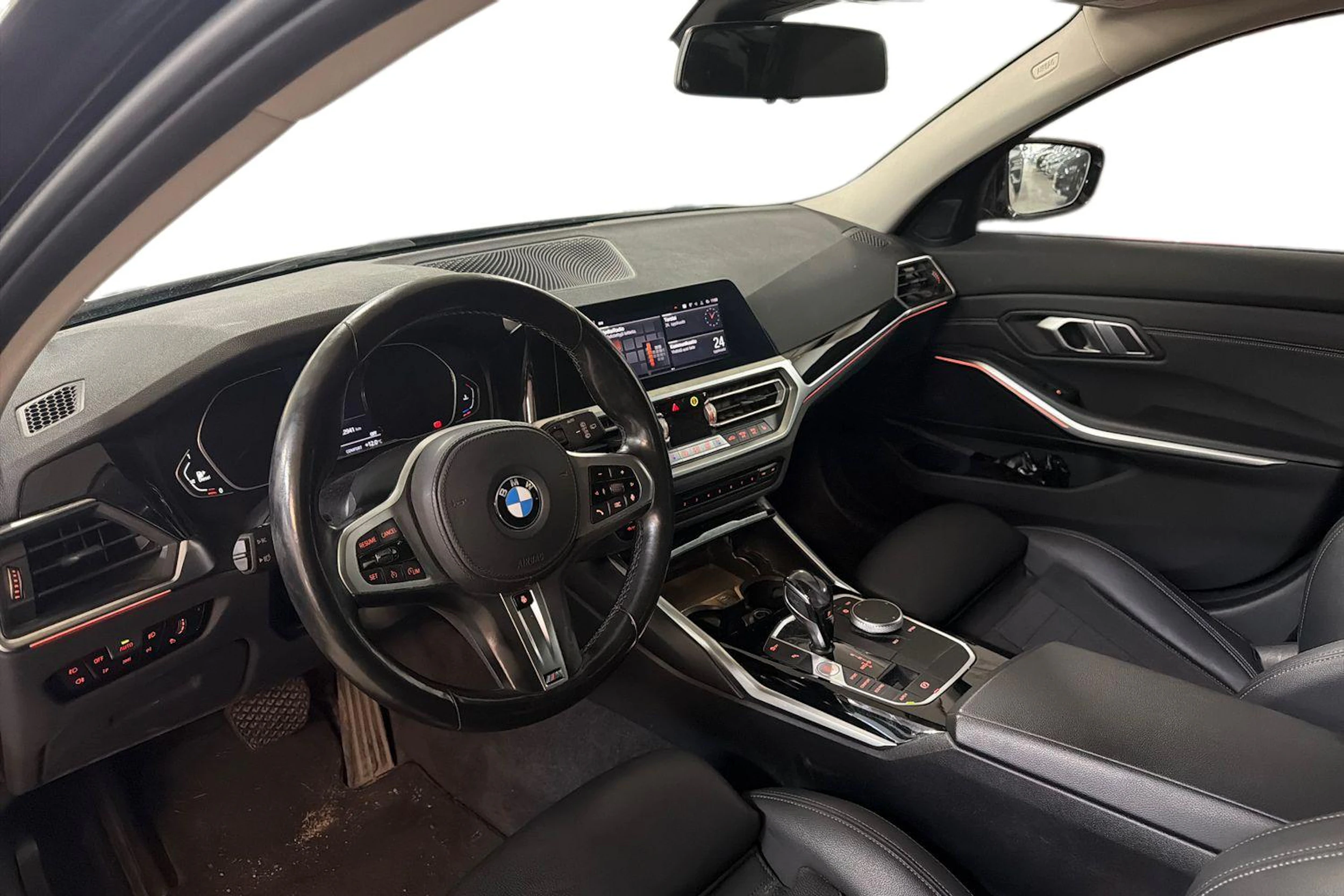 musta BMW 320 2021 kuva 3.