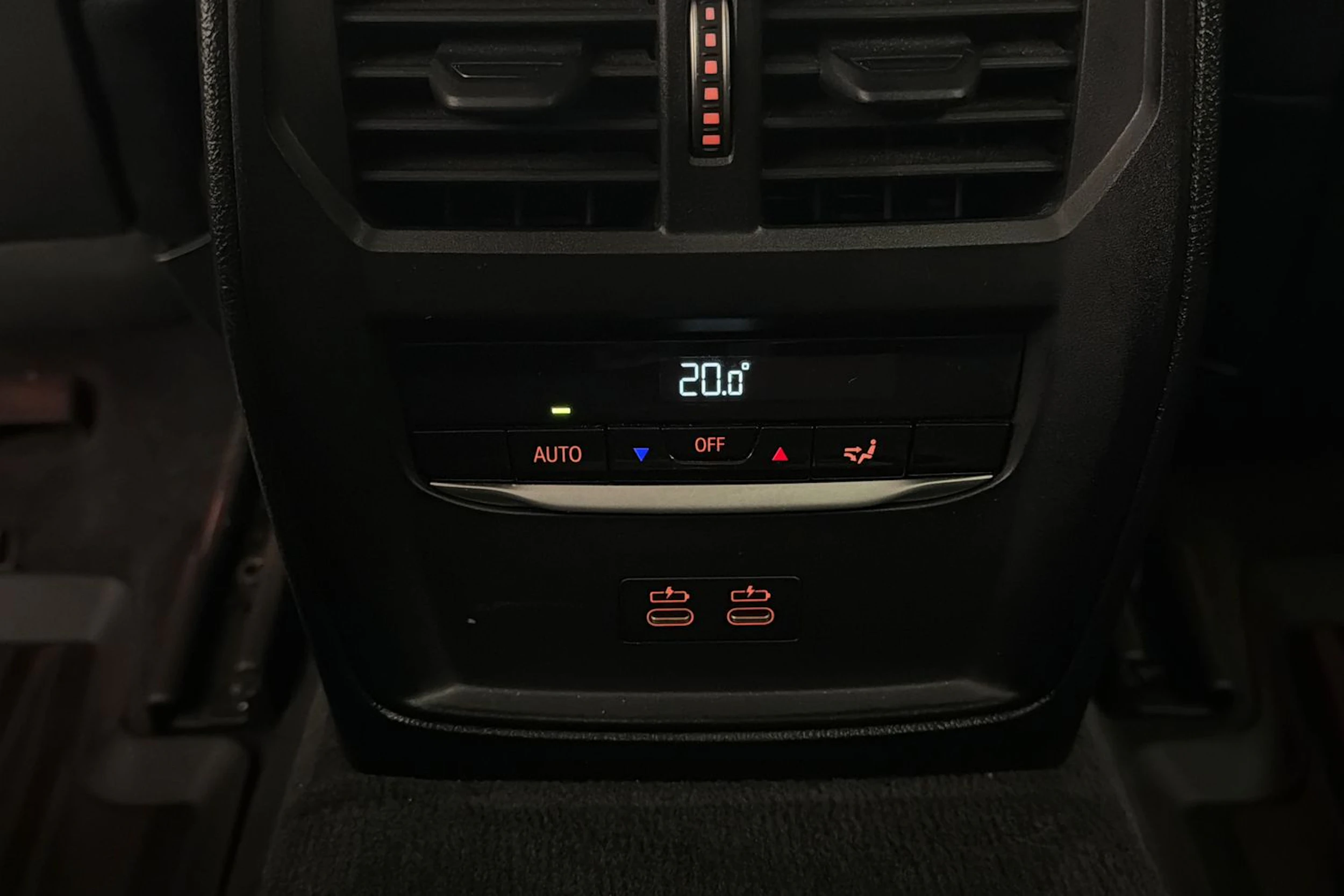musta BMW 320 2021 kuva 16.