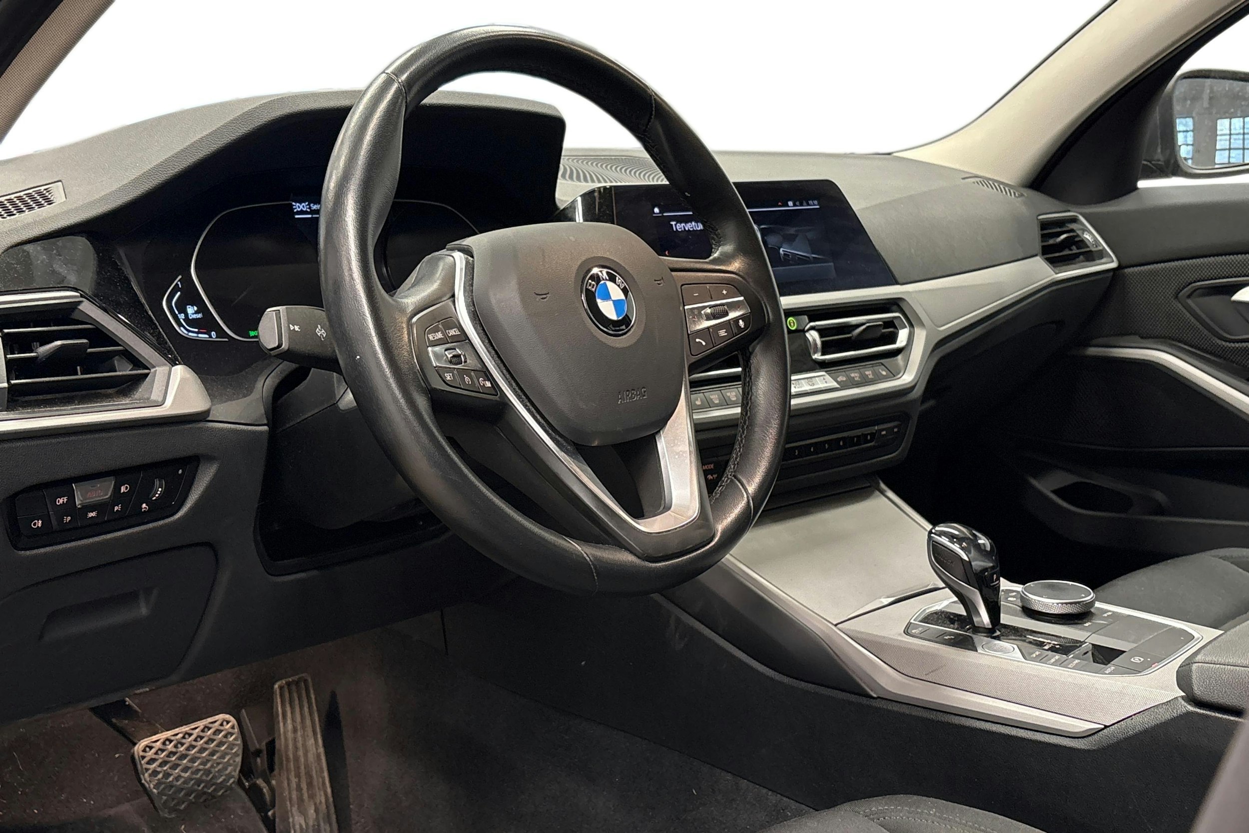 harmaa BMW 320 2021 kuva 3.