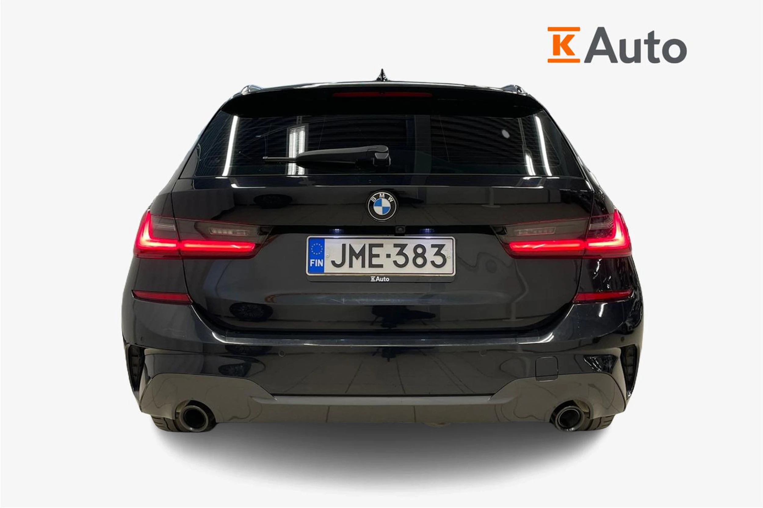 Musta BMW 320 2021 kuva 4.