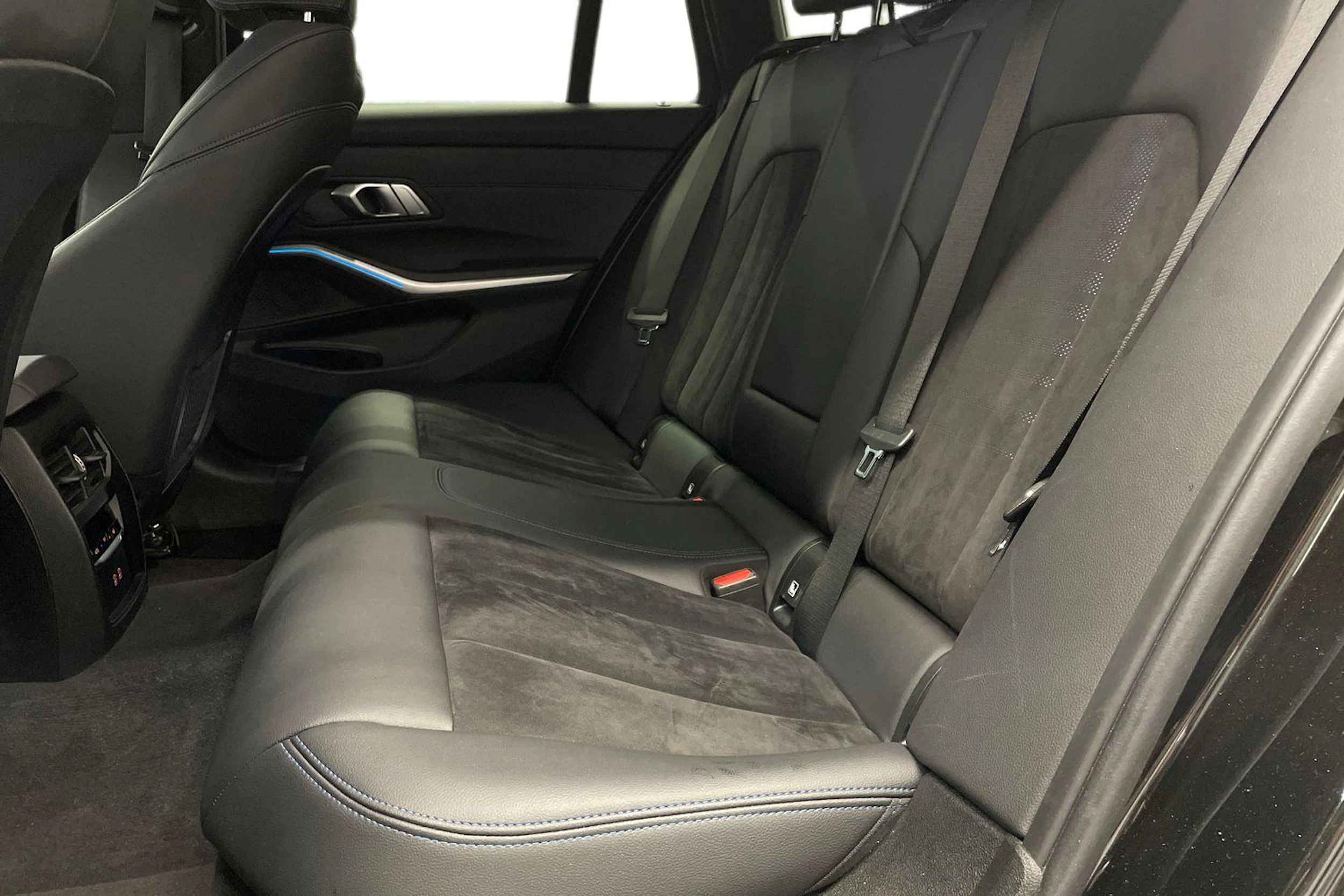 Musta BMW 320 2021 kuva 11.