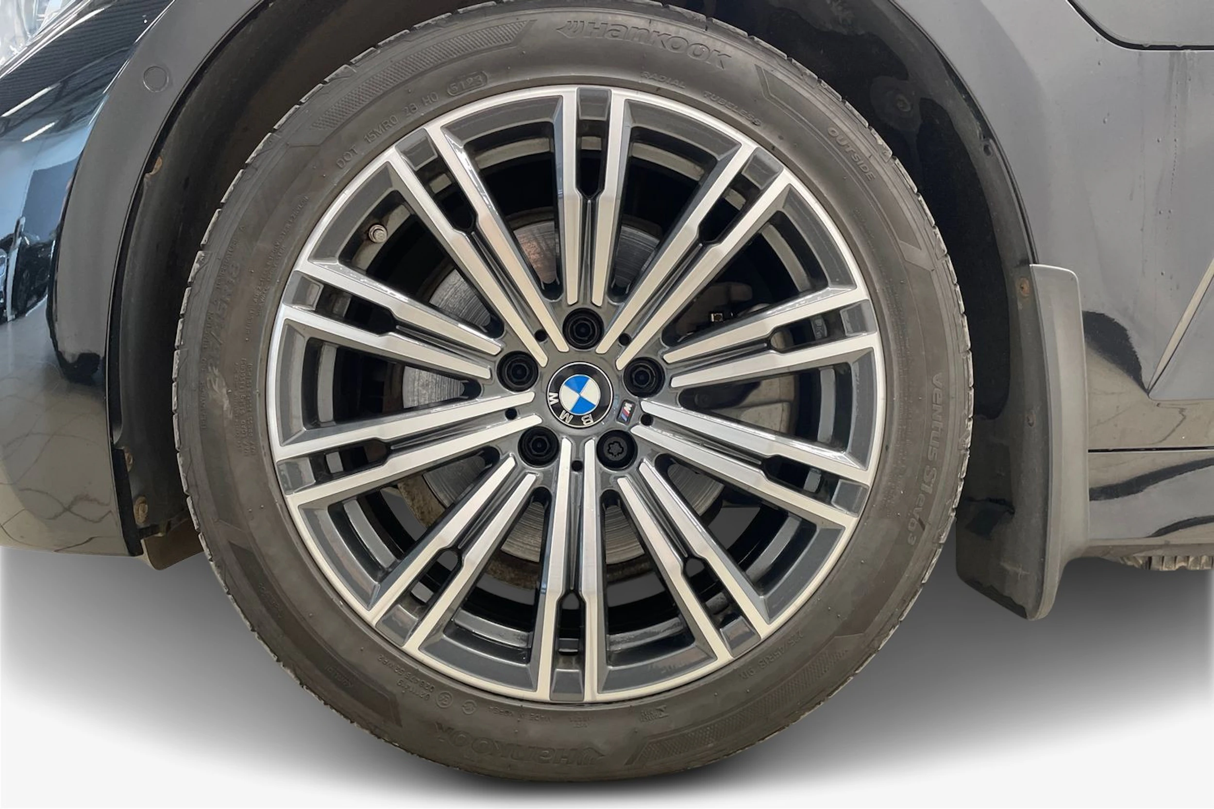 Musta BMW 320 2021 kuva 12.