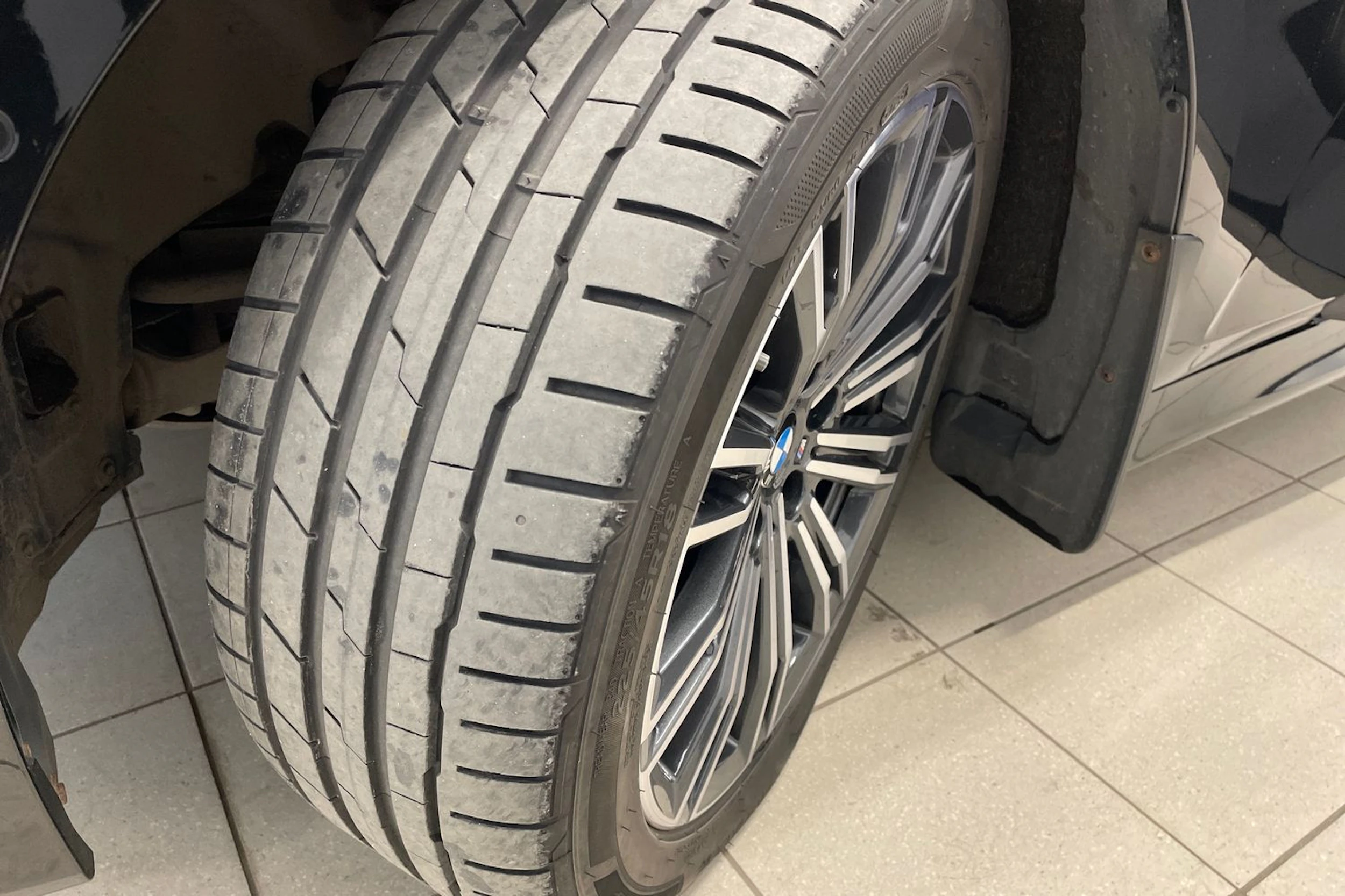 Musta BMW 320 2021 kuva 13.