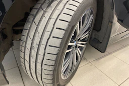 Musta BMW 320 2021 kuva 13.